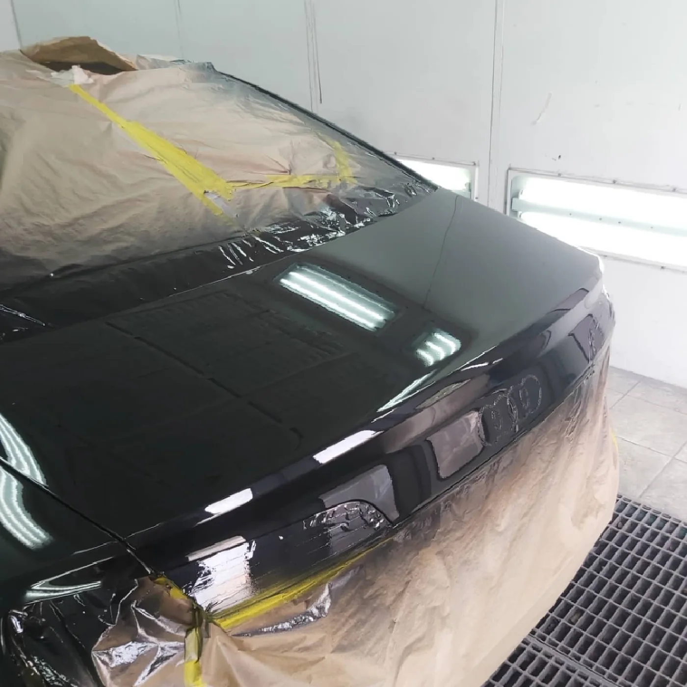 Crni automobil sa visokim sjajem nakon završne obrade