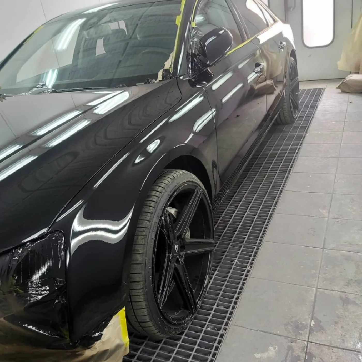 Crni automobil posle završne obrade i poliranja
