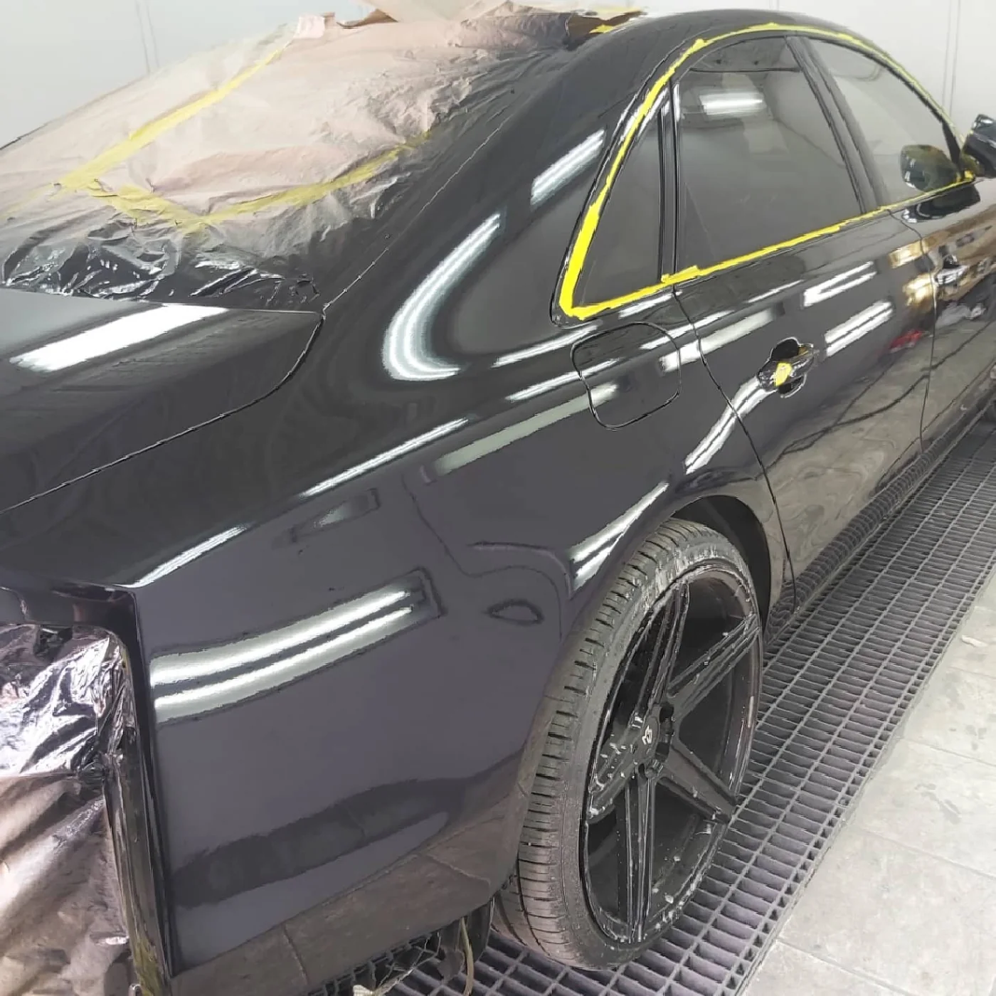 Crni automobil tokom pripreme i zaštite za lakiranje