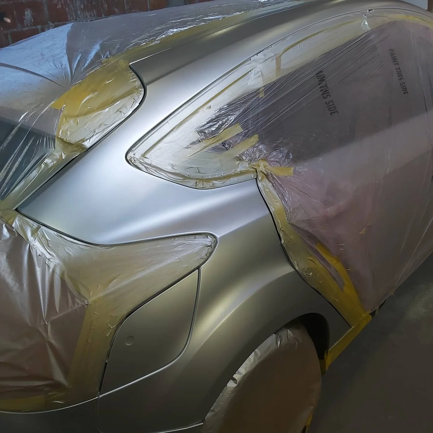 Srebrni automobil nakon farbarskih radova