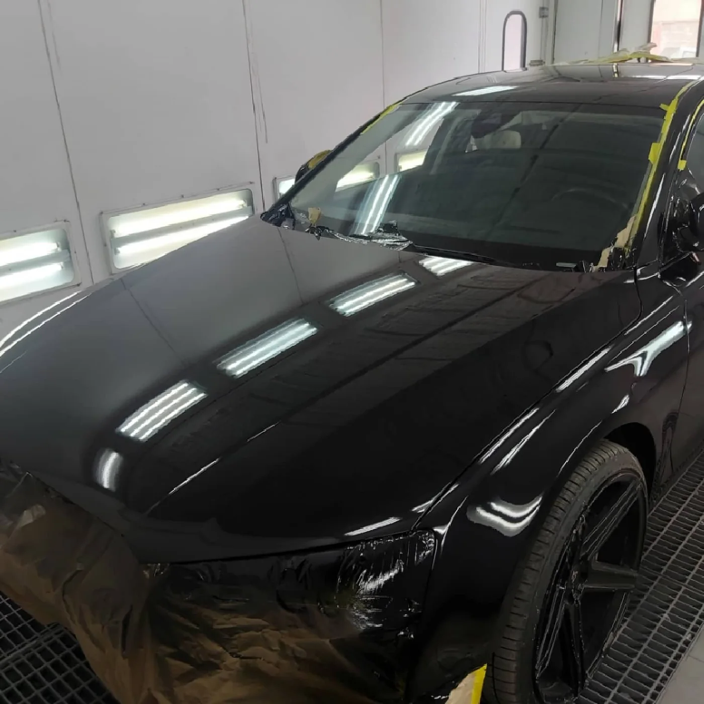 Profesionalno lakiran crni automobil u radionici Auto Klinika Dacha